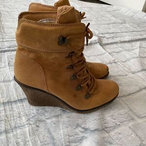 Steve Madden women 8 leather wedge tie up ankle bootie tan